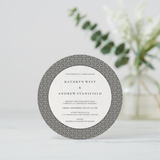 Runde Schwarz + Weiß Art Deco Wave Muster Hochzeit Einladung (Stehend Vorderseite)