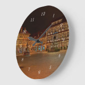 Runde Wanduhr Marktplatz Wernigerode bei Nacht (Winkel)