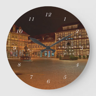 Runde Wanduhr Marktplatz Wernigerode bei Nacht