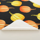 Runder orangefarbener und gelber Kürbis. Wasserkoh Sherpadecke (3/4)