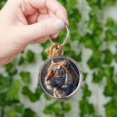 Runder Schlüsselanhänger Tiger in der Natur (Hand)