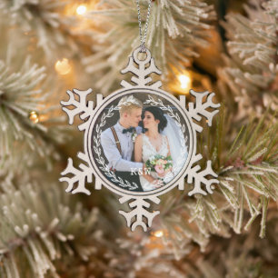 Runder Vintage-Rahmen mit monogrammierten Foto Schneeflocken Zinn-Ornament