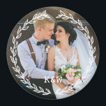 Runder Vintager Rahmen Mit Monogramm Foto Magnet<br><div class="desc">Schönes personalisiertes Foto-Design perfekt für den Muttertag,  als Hochzeitsgeschenk oder Jubiläumsgeschenk,  Abschluss Geschenk,  etc.</div>