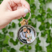 Runder Vintager Rahmen Mit Monogramm Foto Schlüsselanhänger (Hand)
