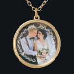 Runder Vintager Rahmen Mit Monogramm Foto Vergoldete Kette<br><div class="desc">Feine Blätter zeichnen Mit Monogramm Foto-Design aus.</div>
