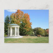 runder weißer Gazebo im Herbst Postkarte (Vorderseite)