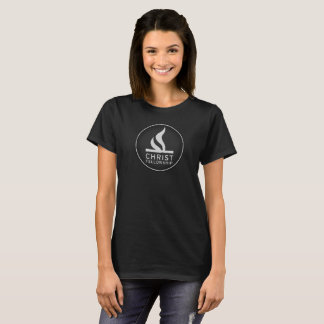 Rundes Logo auf dem dunklen Shirt der Frauen