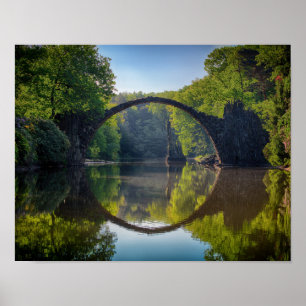 Rundgrau-Felsbrücke über einen Fluss im Wald Poster