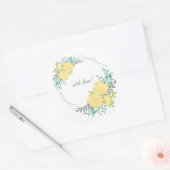 Rundrahmen mit gelben Blumen. Runder Aufkleber (Umschlag)