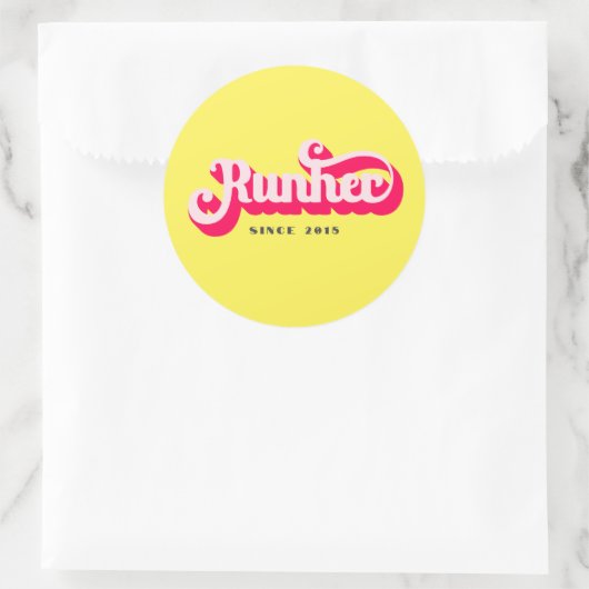 Runher Running Pink Bold Retro Schriftart Motivier Runder Aufkleber (Tasche)