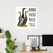Runner Ducks Walk Tall Poster (Heimbüro)