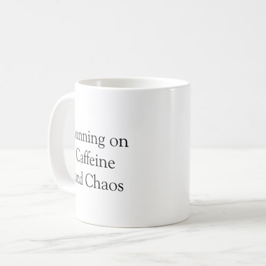"Running on Caffeine & Chaos" Funny Coffee Tasse (Vorderseite Links)