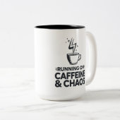 Running on Caffeine & Chaos Zweifarbige Tasse (VorderseiteRechts)