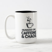Running on Caffeine & Chaos Zweifarbige Tasse (Links)