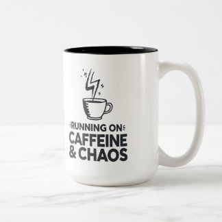 Running on Caffeine & Chaos Zweifarbige Tasse