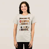 Running on Coffee Chaos and Mom Magic Tri-Blend Shirt (Vorderseite voll)