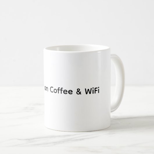 "Running on Coffee & WiFi" Funny Coffee Tasse (VorderseiteRechts)
