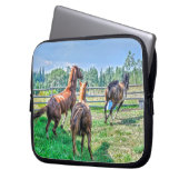 Running Pinto Paint Gelding & Kastanienbälle Laptopschutzhülle (Vorderseite Links)