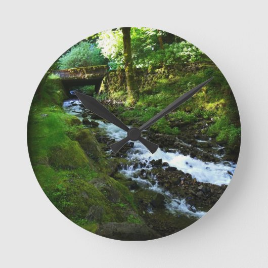 Runoff from Wahkeena Falls, OR Runde Wanduhr (Vorderseite)