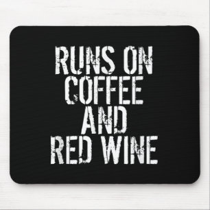 Runs auf Kaffee und Rotwein Mousepad