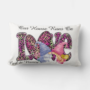 Runs on Liebe, Gnome Couple personalize Lumbar Pil Lendenkissen