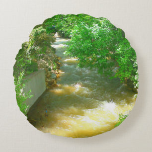 Rushing River under Trees Rundes Kissen