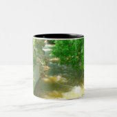 Rushing River under Trees Tasse (Mittel)