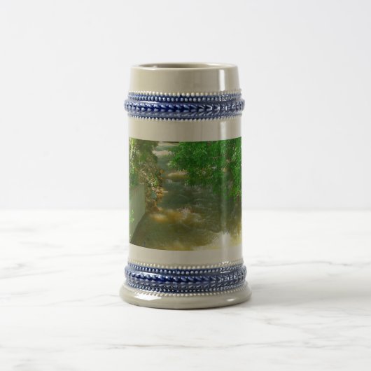 Rushing River under Trees Tasse (Mittel)