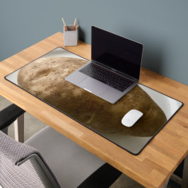 Russet Potato on White Plate Photograph Schreibtischunterlage