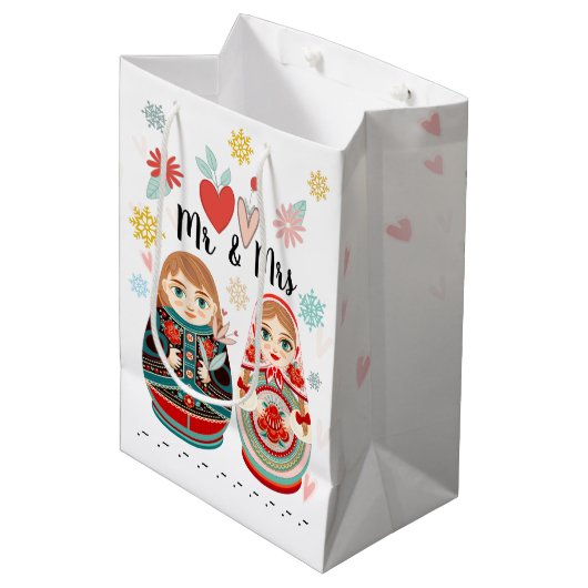 Russian Matryoshka Dolls Mr. & Mrs. Personalisiert Mittlere Geschenktüte (Vorderseite Schrägansicht)