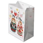 Russian Matryoshka Dolls Mr. & Mrs. Personalisiert Mittlere Geschenktüte (Rückseite Schrägansicht)