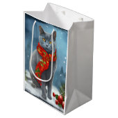 Russische Blaue Katze im Schnee Weihnachten Mittlere Geschenktüte (Vorderseite Schrägansicht)