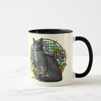 Russische blaue Katze mit Beeren Tasse
