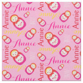 Russische Puppen, rosa typografisches Gewebe Stoff (Nahaufnahme)