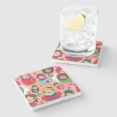 Russischer Puppenillustrationshintergrund Steinuntersetzer (Seitenansicht)