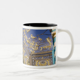 Russland, Puschkin. Torturm-Detail und Stützelemen Zweifarbige Tasse