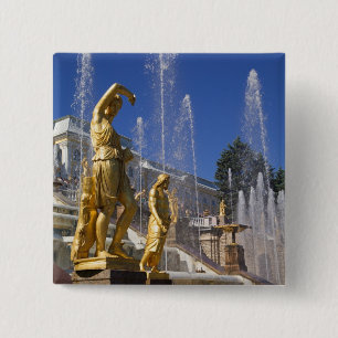 Russland, St. Petersburg, Goldene Statuen in der Button