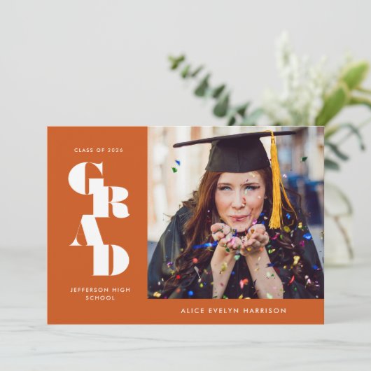 Rust Bold Serif Single Photo Graduation Ankündigung (Stehend Vorderseite)