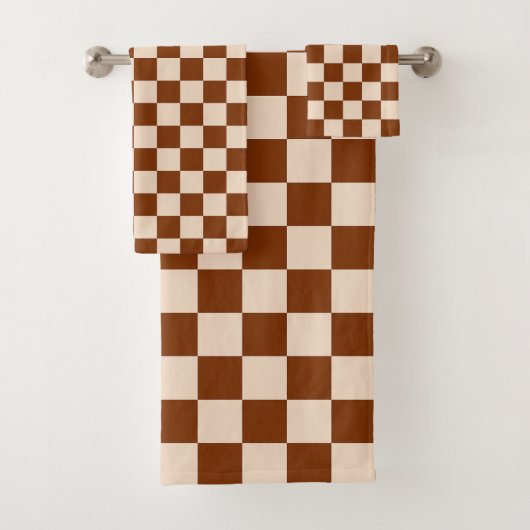 Rust brown and beige checkerboard pattern badhandtuch set (Insitu)