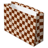 Rust brown and beige checkerboard pattern große geschenktüte (Rückseite Schrägansicht)