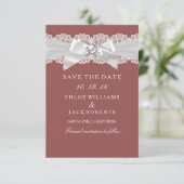 Rust Brown Damask & Pearl Bow Save the Date (Stehend Vorderseite)