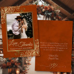 Rust Orange & Gold Liebe Dank Foto Note Wedding Dankeskarte<br><div class="desc">Diese wunderschönen rostfarbenen und goldfarbenen Hochzeitskarten zeigen Ihr Foto in einem goldenen Rahmen aus Imitaten, umgeben von verzierten goldenen Gardinen und Wirbel. Die Beschriftung lautet: Liebe und Danke, mit Ihren Namen unten. Die Rückseite hat Platz für eine individuelle Note oder Nachricht zusammen mit Ihren Signaturen und einer niedlichen verknüpften Herzgrafik....</div>