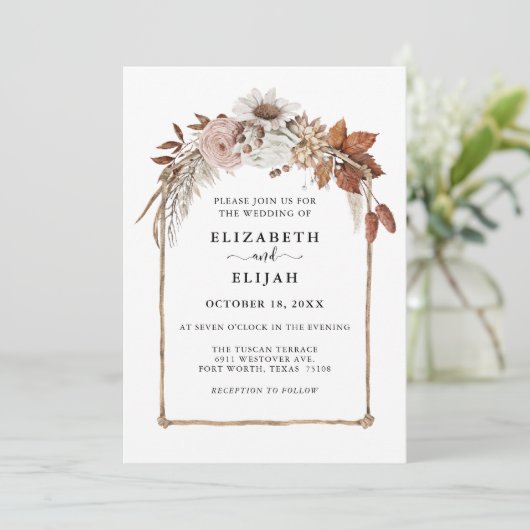 Rust Terracotta Fall Floral Arch Wedge Einladung (Stehend Vorderseite)