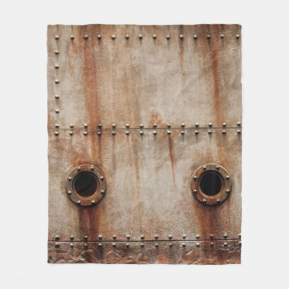 RUST UND TEXTURE AUF METALLPLATTENSEITEN DES STAGI FLEECEDECKE