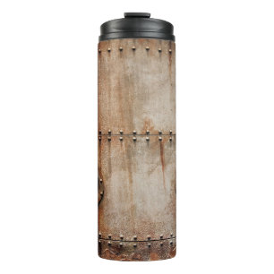 RUST UND TEXTURE AUF METALLPLATTENSEITEN DES STAGI THERMOSBECHER