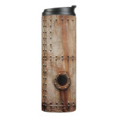 RUST UND TEXTURE AUF METALLPLATTENSEITEN DES STAGI THERMOSBECHER (Nach links gedreht)