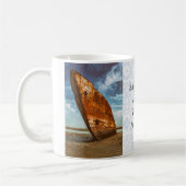 Rusted Shipwreck an einem Strand gelegen oder gest Kaffeetasse (Links)