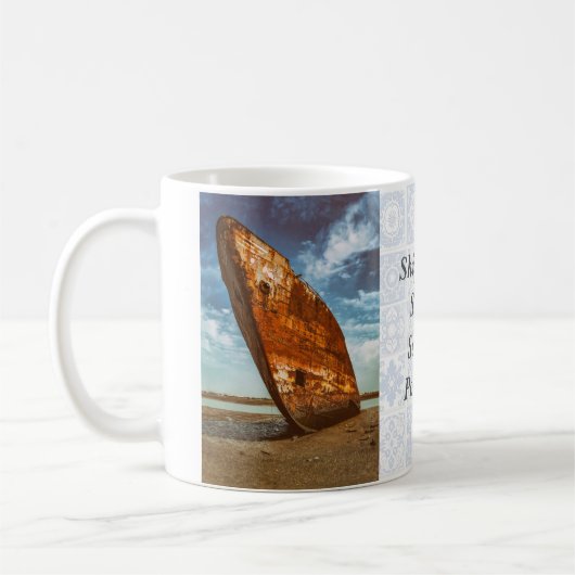 Rusted Shipwreck an einem Strand gelegen oder gest Kaffeetasse (Links)