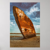 Rusted Shipwreck an einem Strand gelegen oder gest Poster (Vorne)