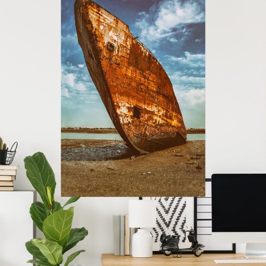 Rusted Shipwreck an einem Strand gelegen oder gest Poster (Heimbüro)